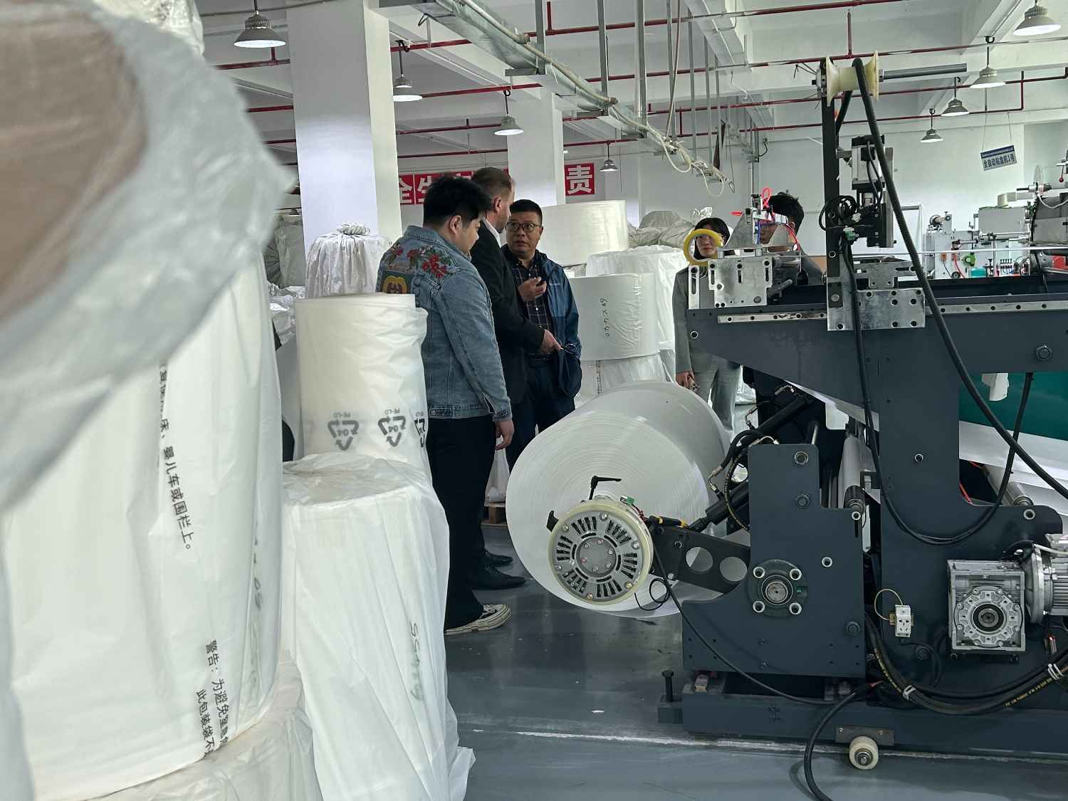 國際合作伙伴深度考察，共謀發(fā)展 —— 外國客戶訪問久信達科技生產(chǎn)車間(圖4)