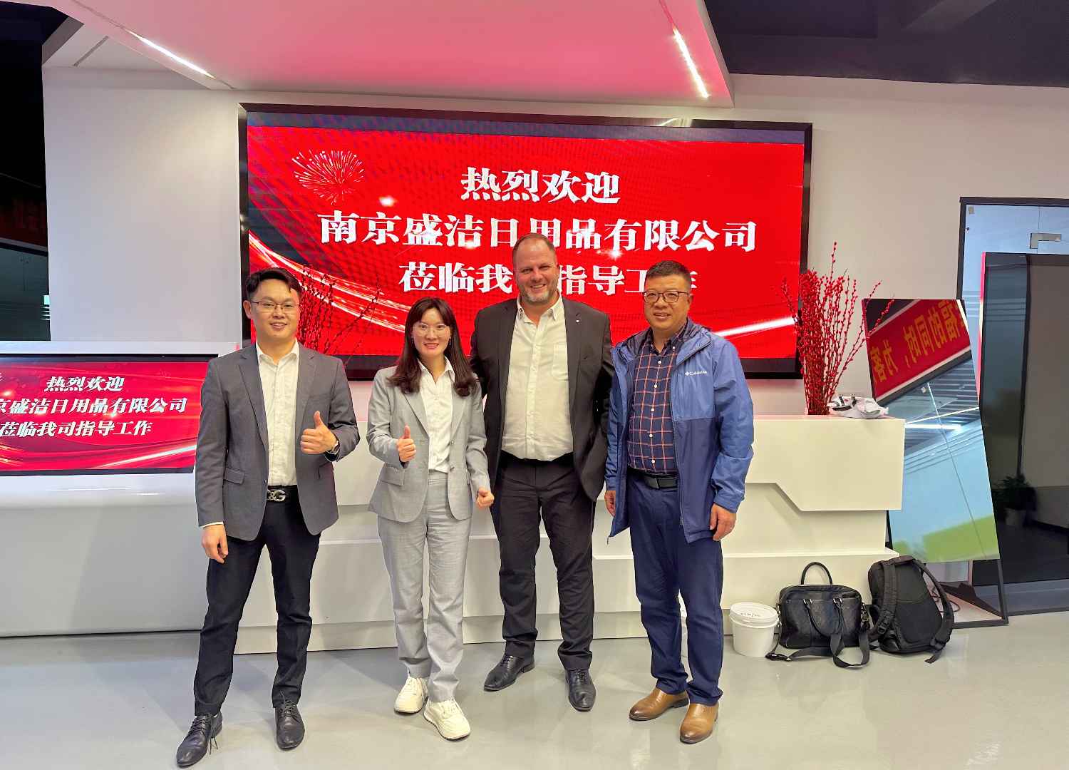 國際合作伙伴深度考察，共謀發(fā)展 —— 外國客戶訪問久信達科技生產(chǎn)車間(圖1)